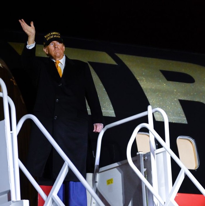 GOLD DARK MAGA HAT